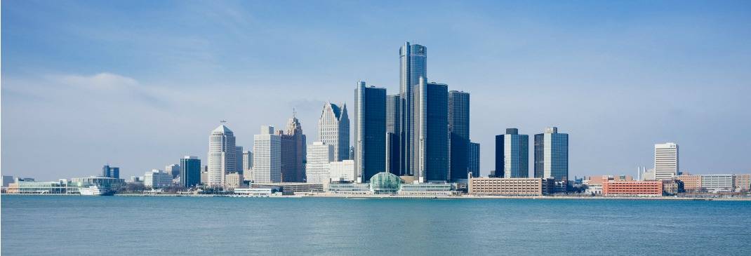 Detroit Skyline unter blauem Himmel